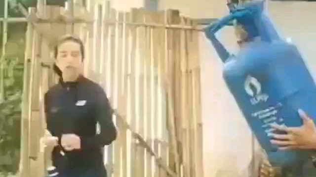用煤气罐来练扫腿的硬度,够不够狠?